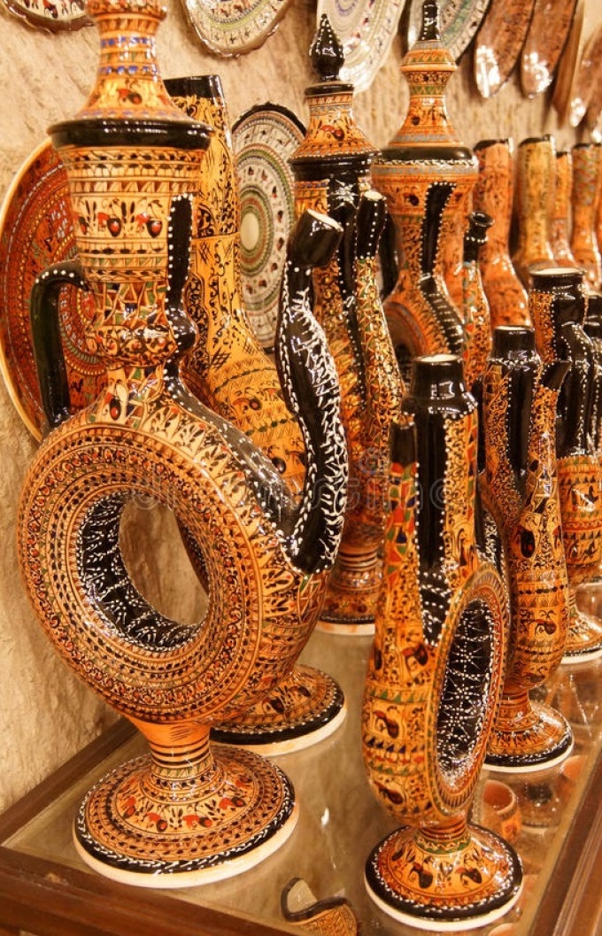 Ce sont des cruches à vin Hittite - le souvenir le plus populaire de Cappadoce, symbolisant le soleil