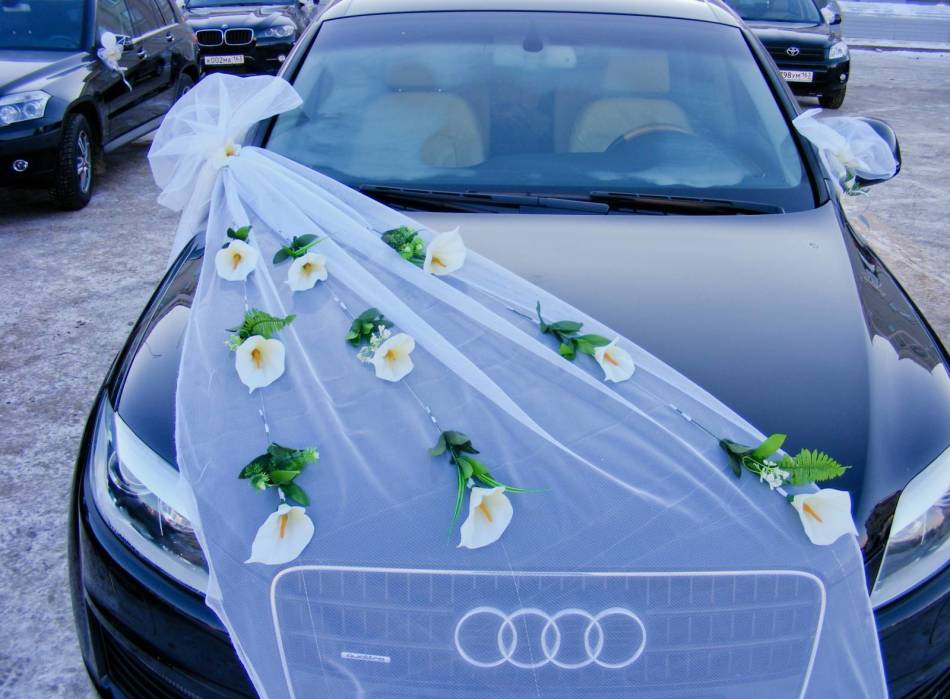 How to stylishly decorate the hood of a wedding car with your own hands?