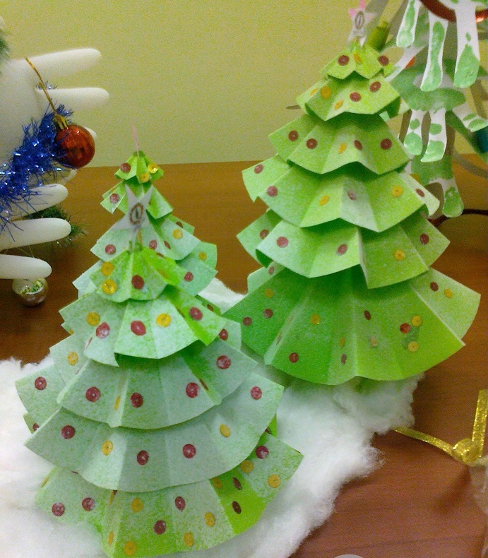 Do -it -yourself Christmas trees from paper