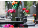 Apakah mungkin untuk mencium salib kuburan atau monumen di kuburan?