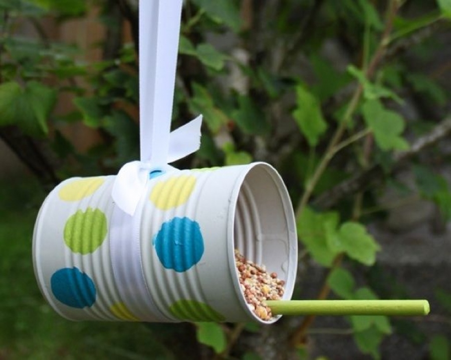 A bird feeder from a tin can may look pretty pretty