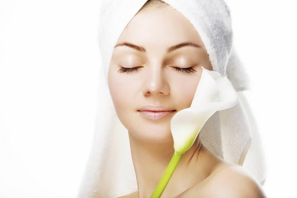 Crème, pommade, gel pour laver la peau du visage, peler avec des rétinoïdes pour le traitement de l'acné et de l'acné: application du visage