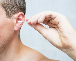 Koža se lušči in srbi v ušesa znotraj, zunaj, na ušesni ušesi, za ušesom pri odraslih in otrocih: vzroki, zdravljenje. Koža se lušči za ušesom, razpoke, prekrite s skorjo in mokro: razlogi, kako zdraviti droge in ljudska zdravila?
