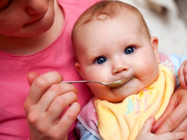 Dois-je ajouter de l'huile à la bouillie du bébé? Quelle huile est la mieux pour donner à un enfant jusqu'à un an? Quel type de beurre et d'huile végétale choisir pour des aliments complémentaires?