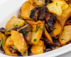 Penggoreng kentang dengan jamur kering, acar, beku, putih, tiram dan champignon: resep klasik, dalam slow cooker, dalam wajan, tips penting untuk memilih jamur dan kentang goreng yang tepat