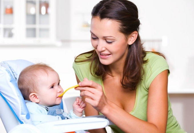 Кормление малыша с ложечки, первые продукты прикома