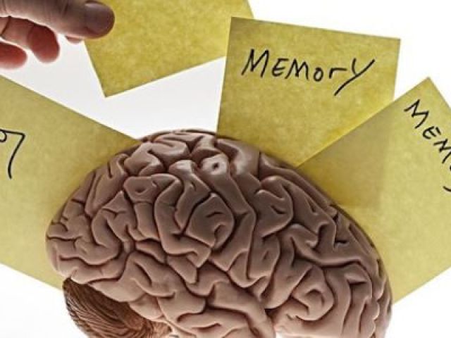 Une personne âgée perd de la mémoire: que faire? Que prendre les personnes âgées de l'oubli, pour améliorer la mémoire, comment former la mémoire?