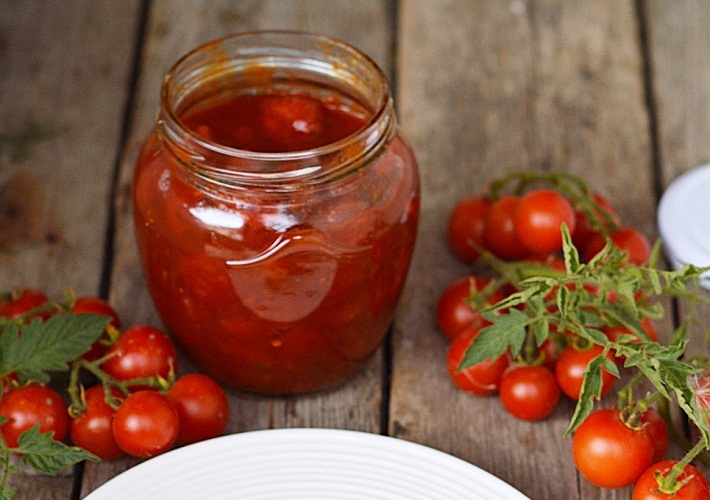 Cherry tomatoes in tomato juice