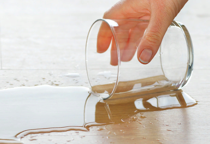 Quelle eau est renversée: signes. Comment neutraliser une interprétation négative des signes sur l'eau?