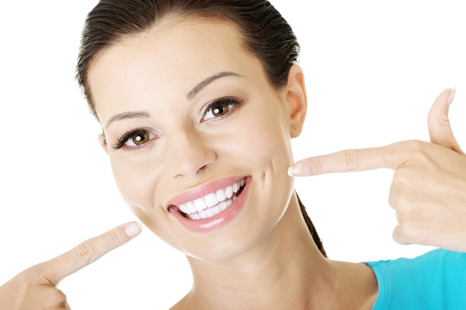 Натянутая улыбка - первый признак физиогномики, указывающий на зависть