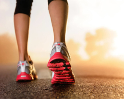 Combien vous devez marcher un jour pour renforcer la santé, l'entraînement du cœur, la colonne vertébrale pour perdre du poids: avantages, conseils, types de marche, consommation de calories, ensemble de mesures. Les femmes enceintes peuvent-elles marcher beaucoup à pied, avec des varices?