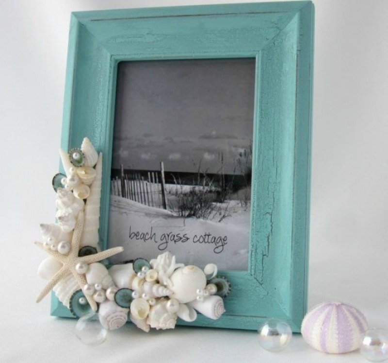 Photo frame decorated with marine attributes