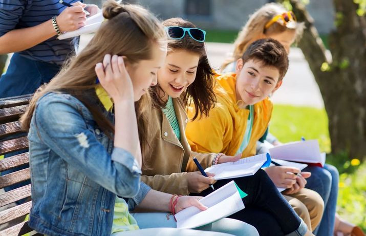 Arrêtez l'herbe et l'intimidation dans l'équipe des enfants