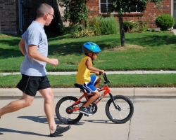 كيفية تعليم الطفل بسرعة وصحيح ركوب دراجة اثنين وثلاثة عجلتين: تعليمات