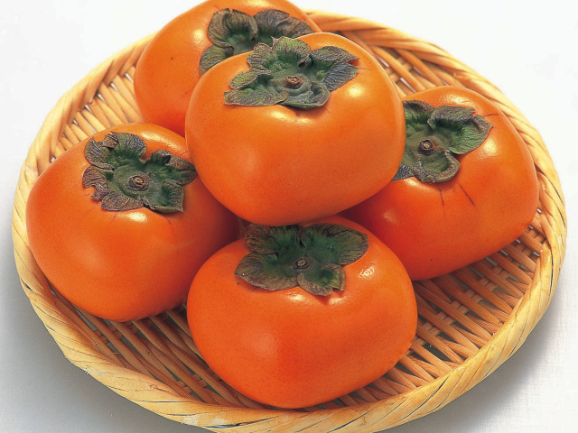 How many months can you give a child a persimmon? Is the persimmon allergenic for children? Useful properties and contraindications of persimmon for the body of children: Description. Children's dishes with persimmon: recipes