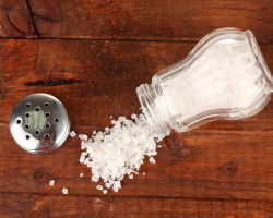 Znak: Zakaj raztresti sol po mizi, na tleh? Ali je res, da raztresena sol prepira? Kaj storiti, če je bila sol slučajno raztresena, kako se izogniti prepiru?