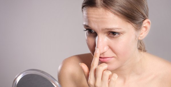 Ketidakseimbangan hormonal adalah alasan utama penampilan jerawat di hidung wanita.