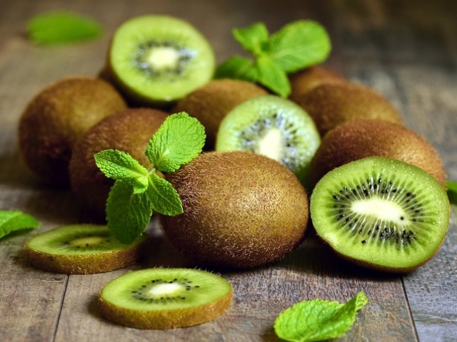 Is it possible to eat kiwi with a peel - is it able to harm?