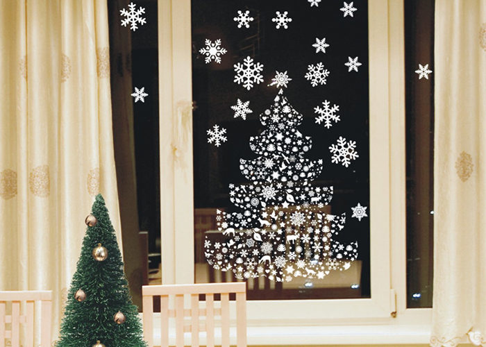 Arbori de Crăciun, fulgi de zăpadă pe ferestrele de hârtie