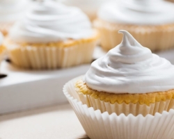 Što napraviti od ostataka vrhnja od proteina, što kuhati? Je li moguće zamrznuti preostalu kremu za tortu? Gdje iz torte staviti ostatke krema za propadanje proteina?