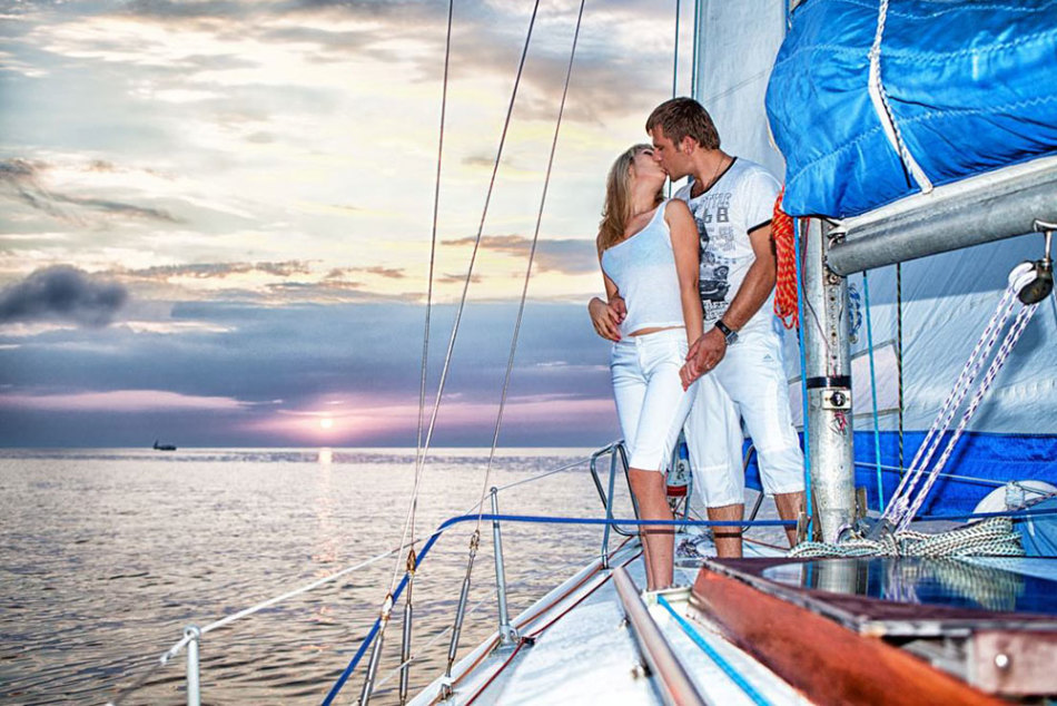 Egy romantikus séta egy jachton nem csak jó időtöltés, hanem emlékezetes ajándék is egy lány számára