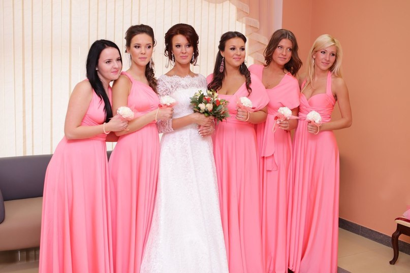 Rózsaszín ruhák transzformátorok a menyasszony barátnőinek