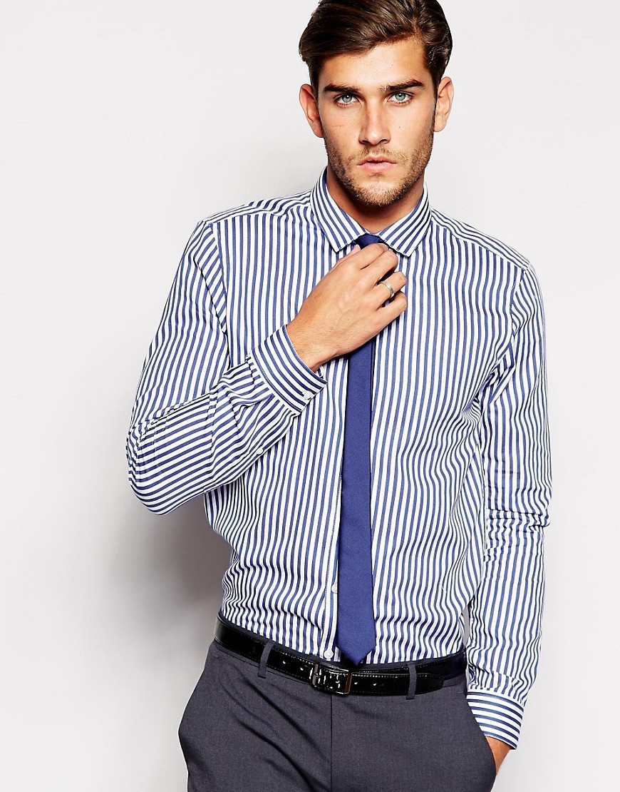 Правильно выбрать рубашку. Рубашка в полоску мужская. Рубашка в полоску с галстуком. Полосатая рубашка мужская. Рубашка в синюю полоску мужская.