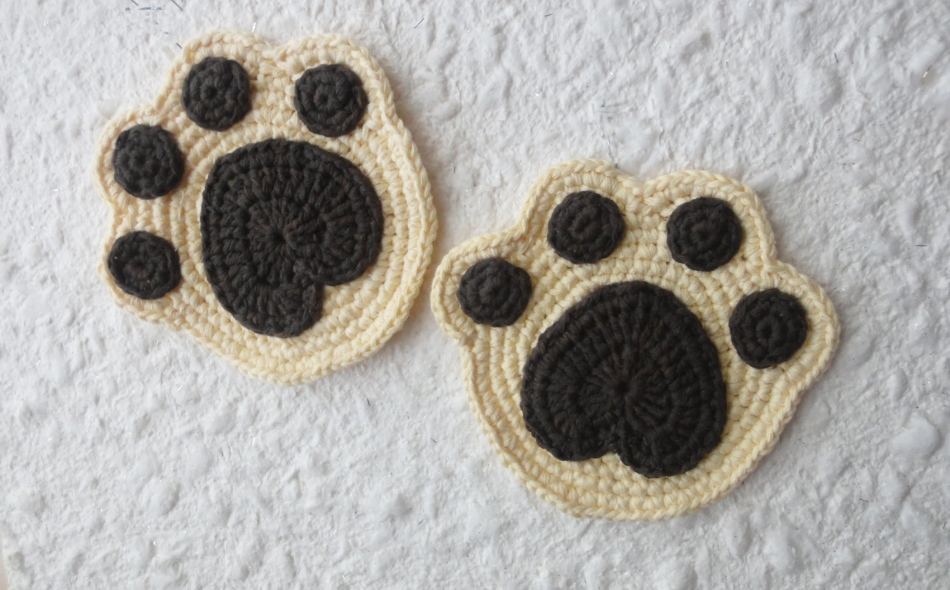 Knitted stands in the form of paw prints