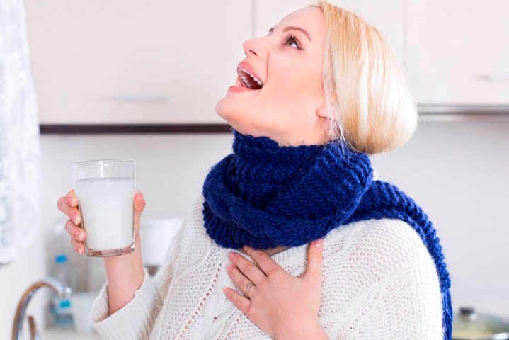 Soda-salt solution at home for throat rinsing