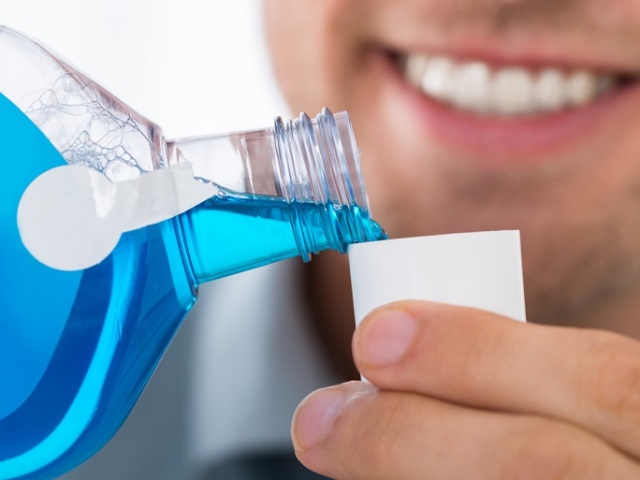 Применение Хлоргексидина для полоскания полости рта при стоматите, болезни десен, зубов