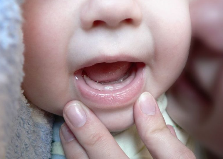 Первый зуб у малыша