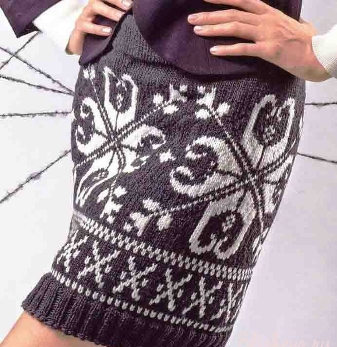 Une jolie jupe avec un motif jacquard fait par des aiguilles à tricoter sur une fille