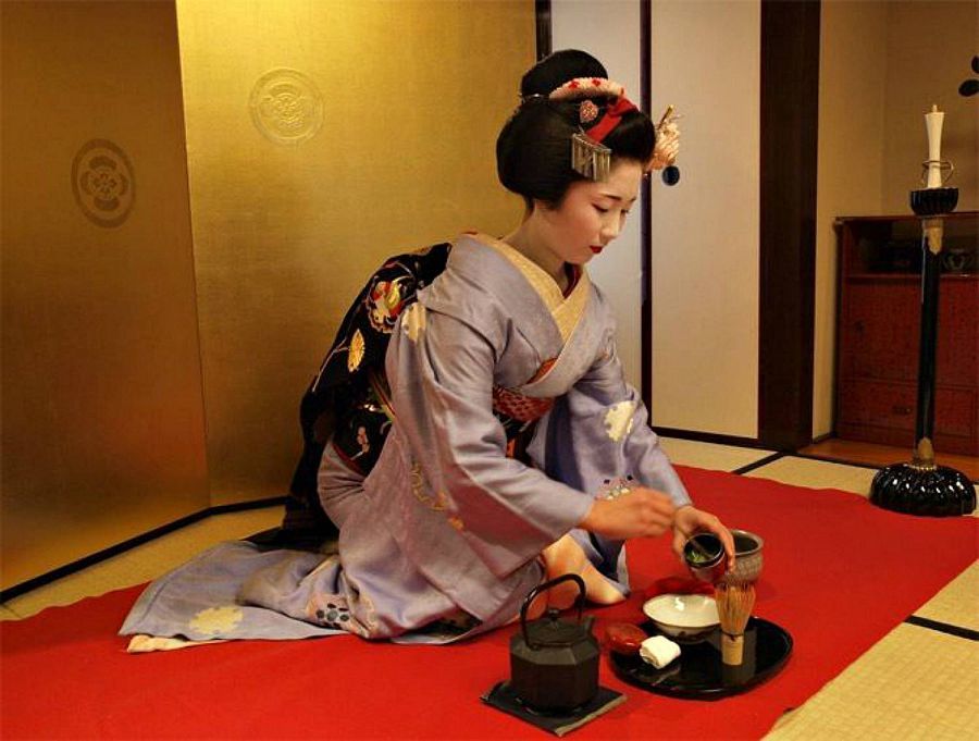 Geisha ni samo ljubica čajne slovesnosti. Odlično ima umetnost poljubov.
