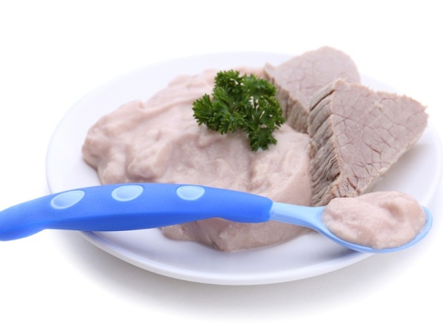 When and how to introduce meat into the child? What meat to start feeding: we cook ourselves, we buy meat puree