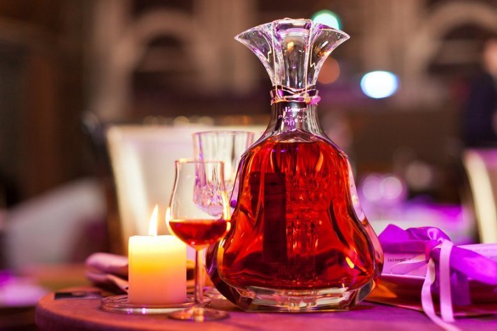 Hennessy - «cognac» de Moonshine avec des pruneaux