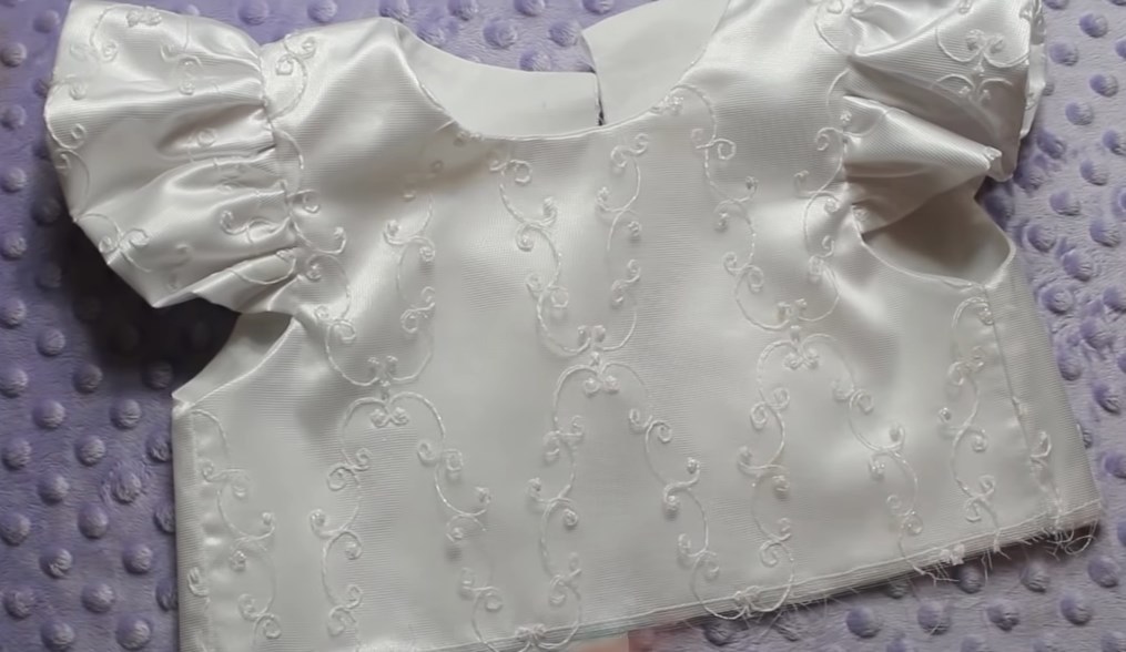 La parte superior del vestido para una muñeca de traje