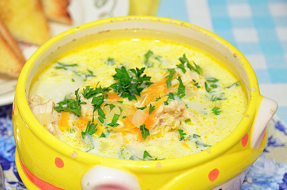 Soupe au poulet avec du fromage fondu.