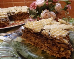 Kuchen von Ready -hergestellten Waffelkuchen: Rezepte. Hiddle Cake auf Waffelkuchen, Snack mit Dosenfutter, gehacktes Fleisch, mit Kondensmilch, Napoleon, Napoleon