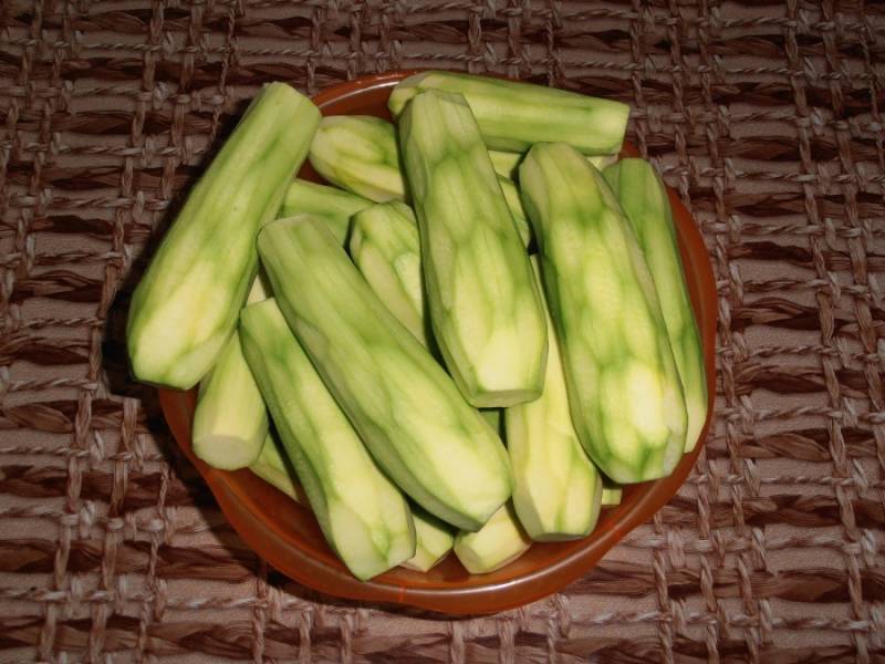 Before preparing jam, remove the core in apples and clean the peel of the zucchini