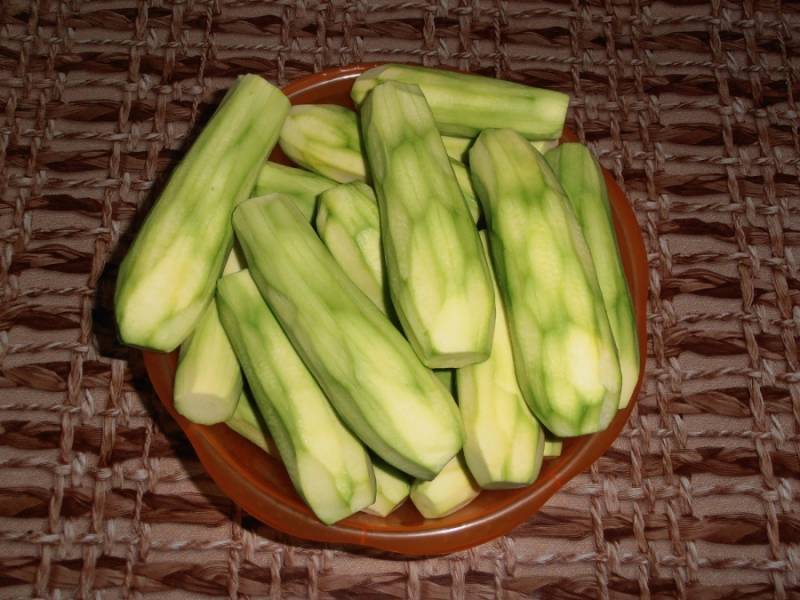 Avant de préparer la confiture, retirez le noyau dans les pommes et nettoyez la pelure des courgettes