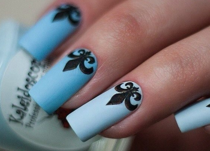 The crown on the nails can have the most extravagant shape and go into monograms