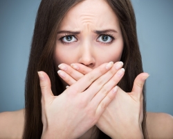 Miért jelenik meg a kellemetlen szag a szájából? 10 ok és módszer elemzése a probléma megoldására