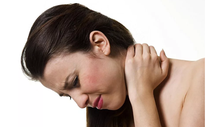 Sakit kepala konstan, sering kali di bagian oksipital yang lebih rendah dari kepala dan leher