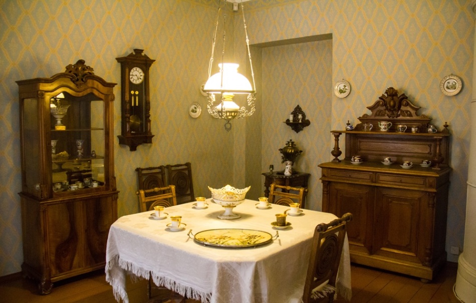 The museum table apartment looks very cozy