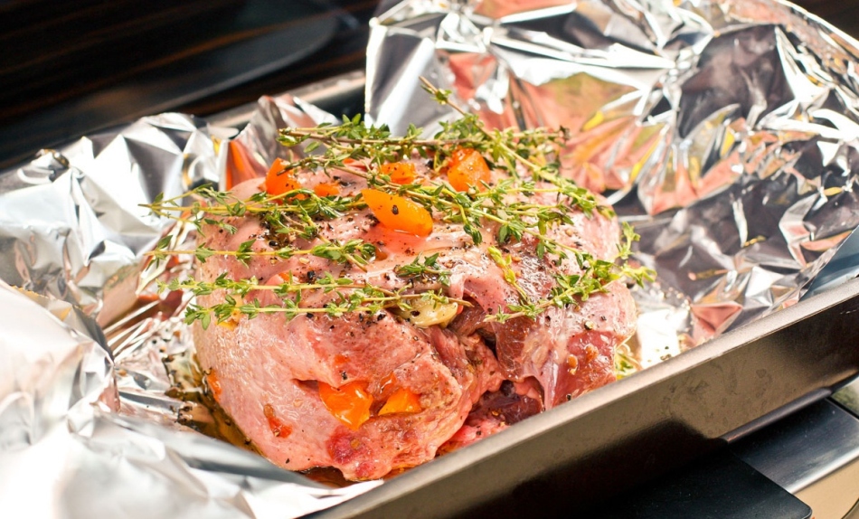 In the foil in which the tongue will be prepared, spices should be added