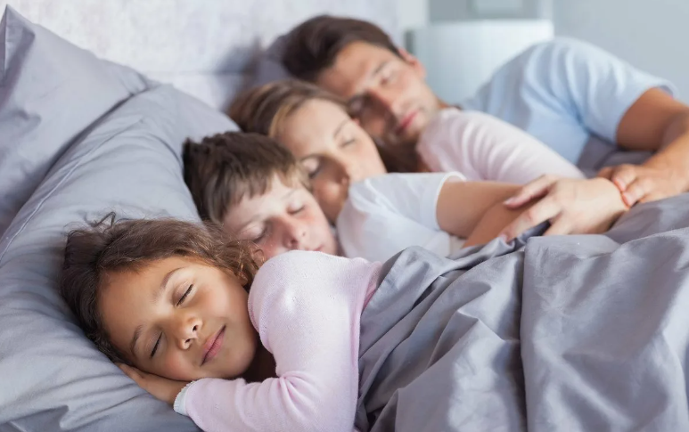 Согласно приметам нельзя детям спать на родительской постели