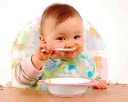 كيف يمكنك إطعام طفل في 8 أشهر؟ القائمة والنظام الغذائي والنظام الغذائي للطفل في 8 أشهر مع الثدي والتغذية الاصطناعية