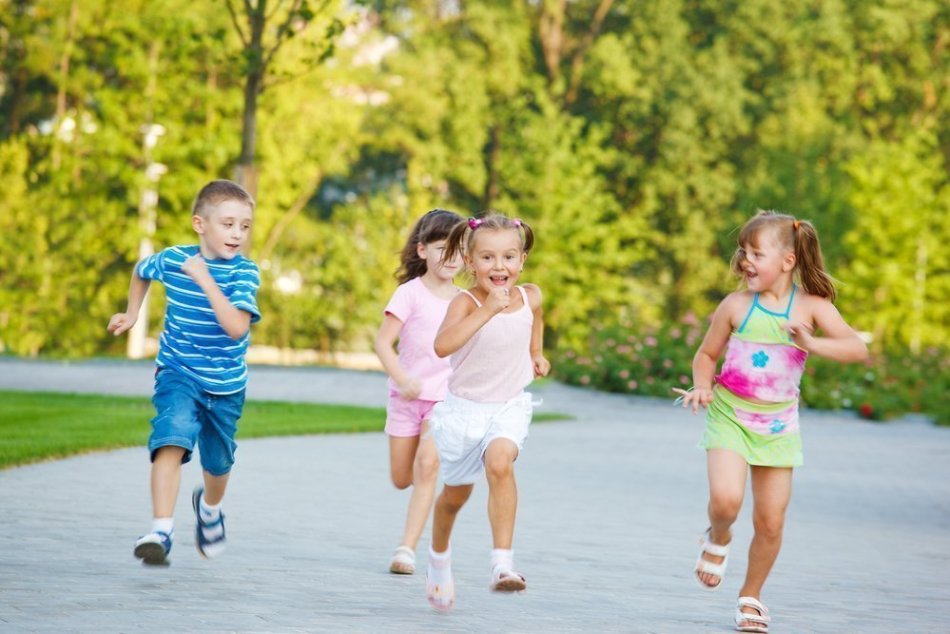 Aktives Spiel einer Eulen 7-jährigen Kinder werden definitiv mögen