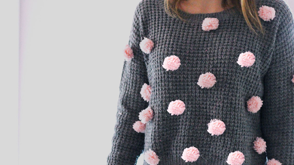 Переделать простой свитер в модный с розовыми помпончиками можно за один вечер!