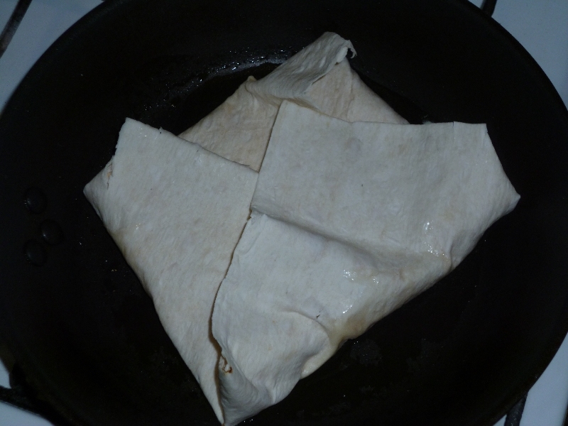 Omlet v lavash: postelja v ponvi